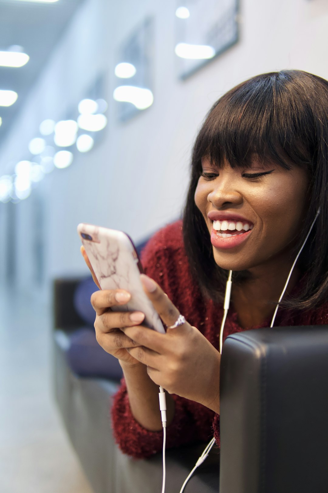 Mulher sorrindo enquanto resolve a negociação pelo celular